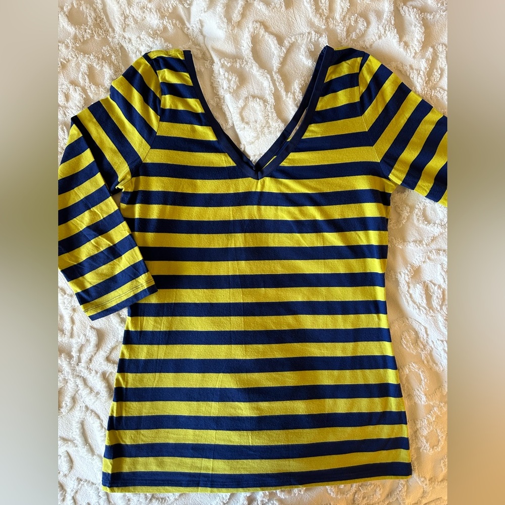 Banana Republic 3/4 sleeve, v neck T shirt, Navy/ yellow, size M